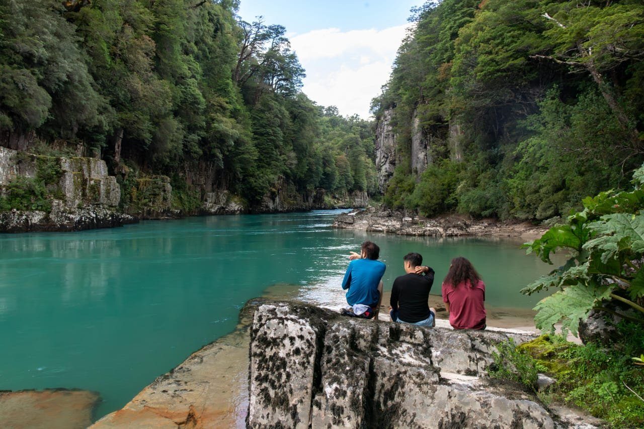 Visitantes contemplando el río turquesa